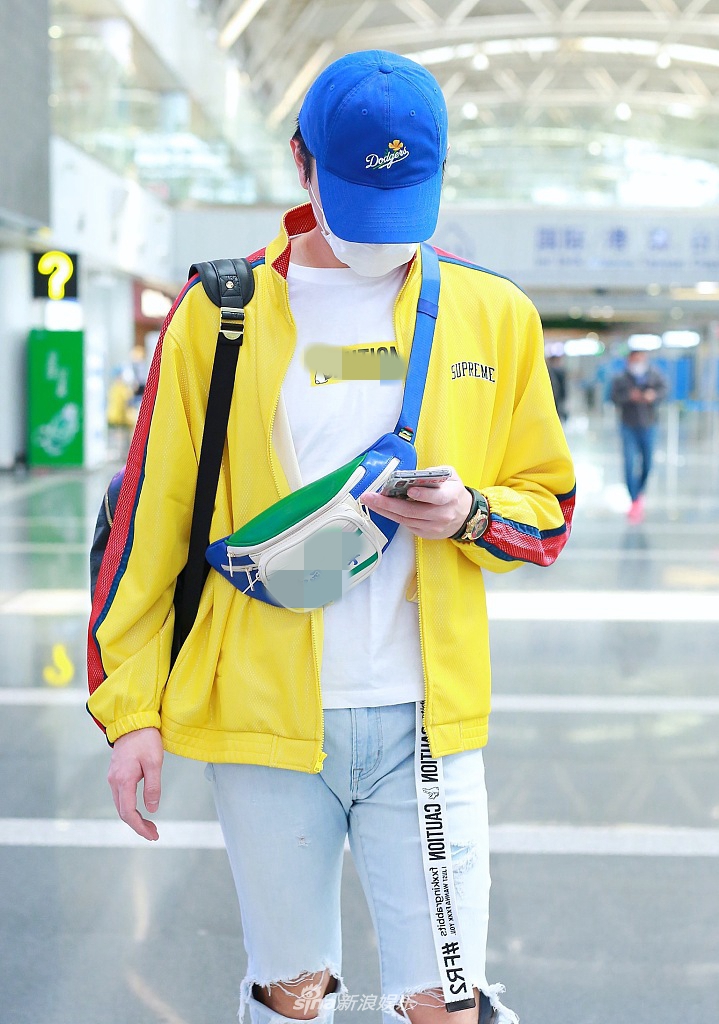 于小彤彩色穿搭满满少年感 边走边打电话大长腿抢镜