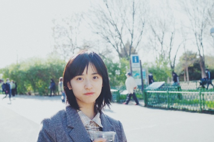 沈月出游踏青享受春天 对镜甜笑灵动可爱