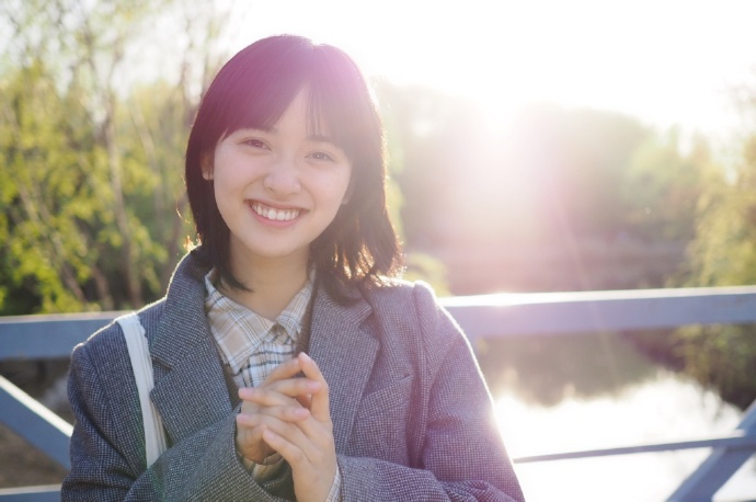 沈月出游踏青享受春天 对镜甜笑灵动可爱