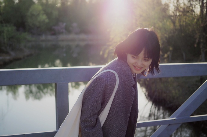 沈月出游踏青享受春天 对镜甜笑灵动可爱