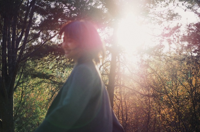 沈月出游踏青享受春天 对镜甜笑灵动可爱