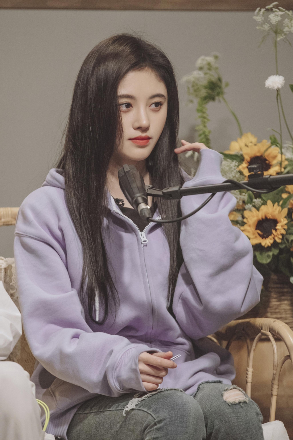 鞠婧祎穿紫色外套休闲舒适 低垂浅笑楚楚动人