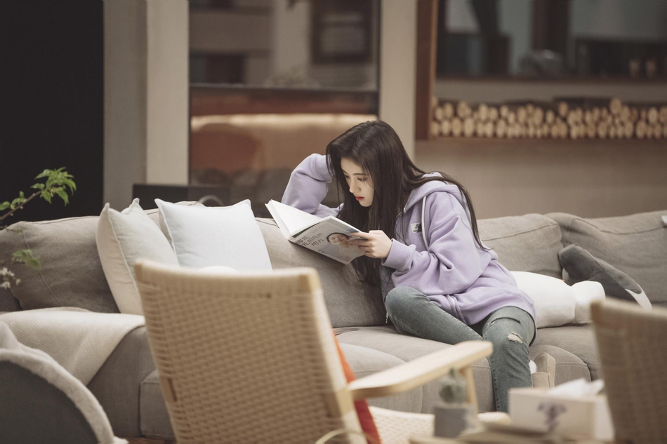 鞠婧祎穿紫色外套休闲舒适 低垂浅笑楚楚动人