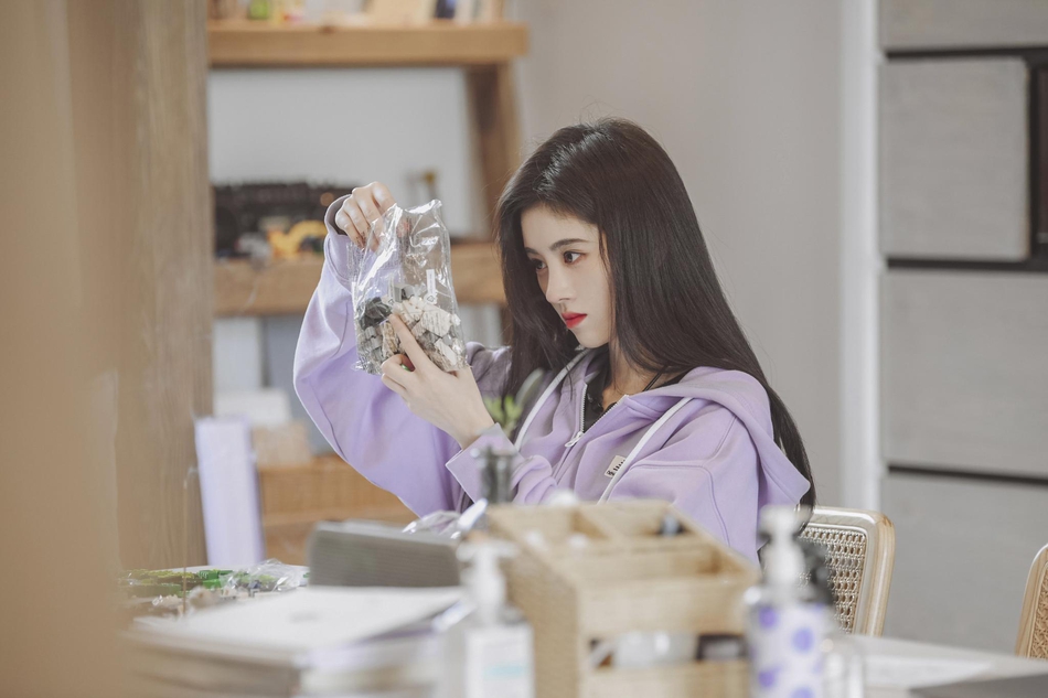 鞠婧祎穿紫色外套休闲舒适 低垂浅笑楚楚动人