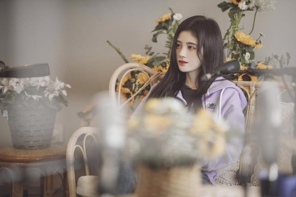 鞠婧祎穿紫色外套休闲舒适 低垂浅笑楚楚动人