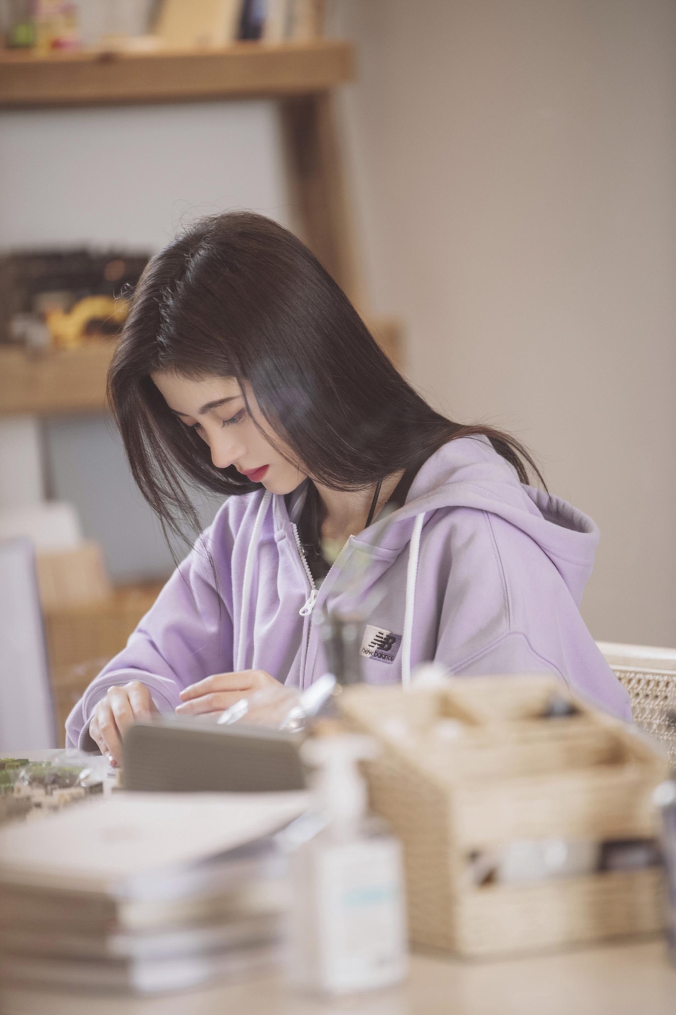 鞠婧祎穿紫色外套休闲舒适 低垂浅笑楚楚动人