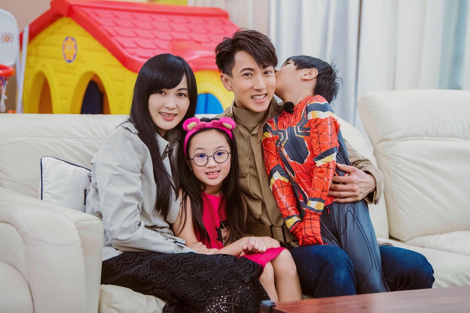 吴尊一家温馨合照上演换装秀 Neinei乖巧可爱Max变蜘蛛侠