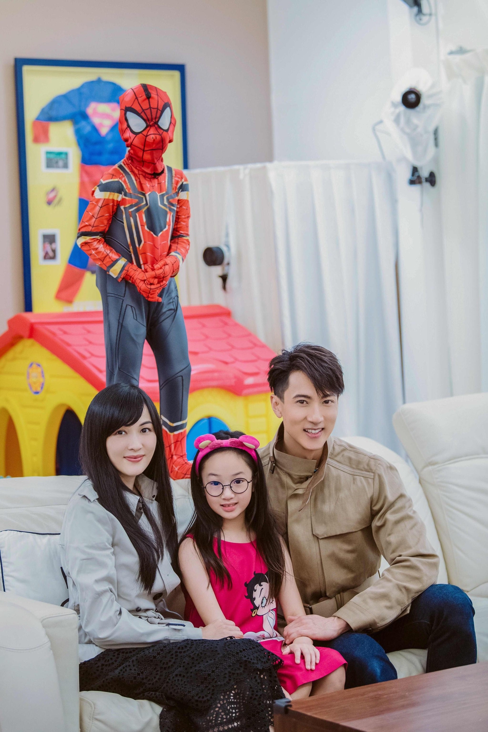 吴尊一家温馨合照上演换装秀 Neinei乖巧可爱Max变蜘蛛侠