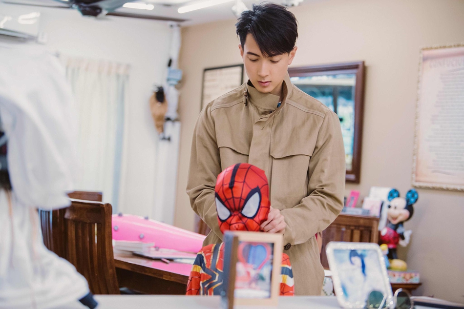 吴尊一家温馨合照上演换装秀 Neinei乖巧可爱Max变蜘蛛侠