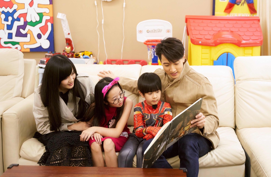 吴尊一家温馨合照上演换装秀 Neinei乖巧可爱Max变蜘蛛侠