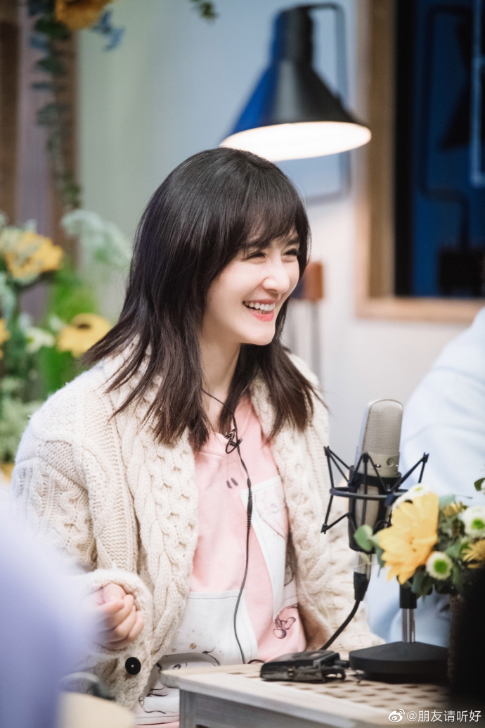 谢娜穿粉卫衣搭毛衣外套温柔可人 对镜灿笑温暖治愈