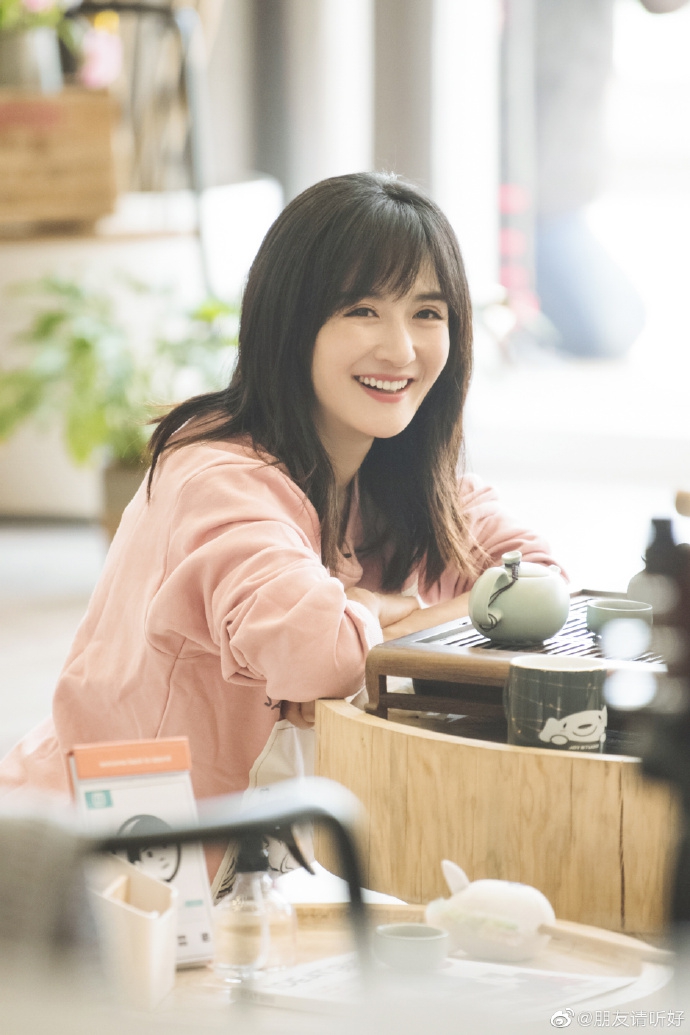 谢娜穿粉卫衣搭毛衣外套温柔可人 对镜灿笑温暖治愈