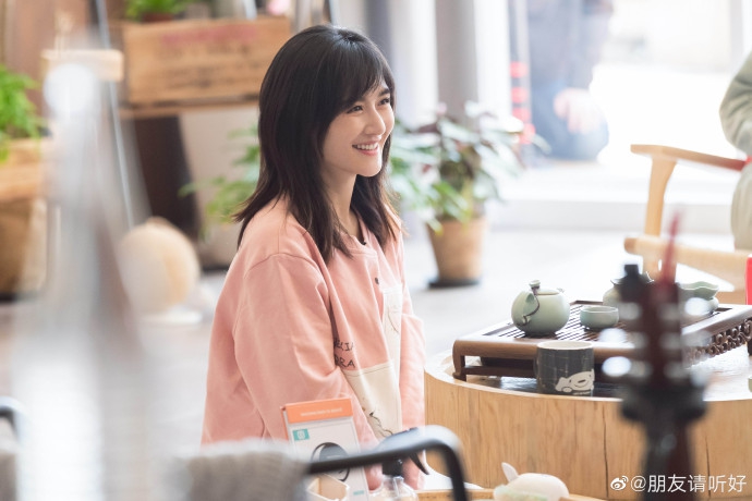 谢娜穿粉卫衣搭毛衣外套温柔可人 对镜灿笑温暖治愈