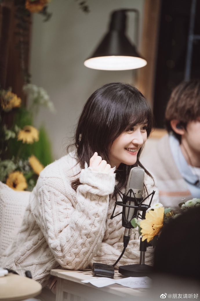 谢娜穿粉卫衣搭毛衣外套温柔可人 对镜灿笑温暖治愈