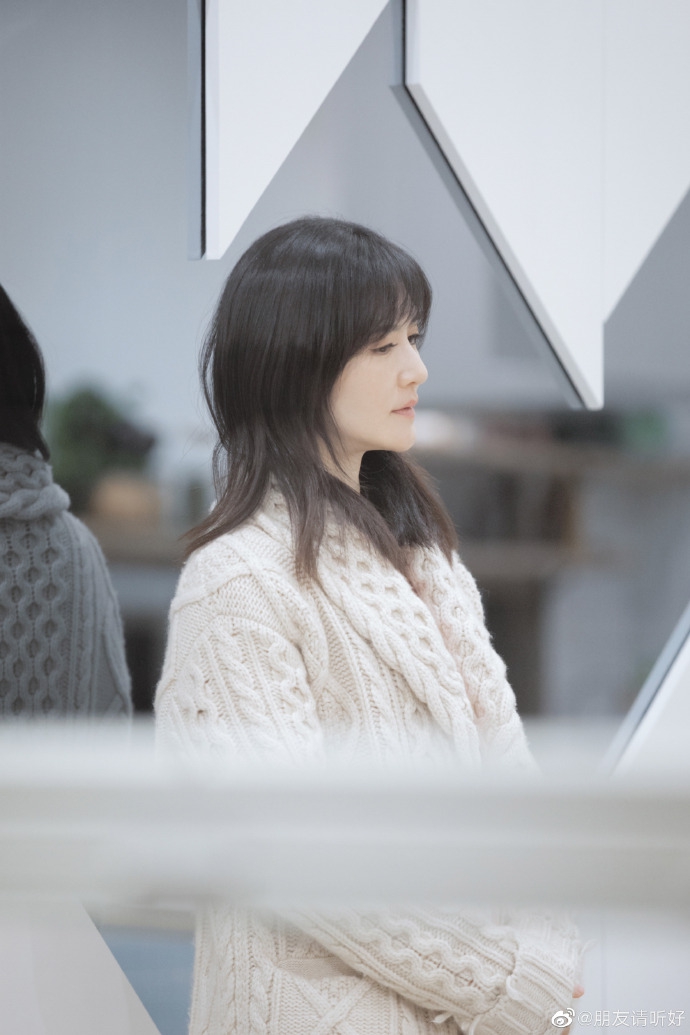谢娜穿粉卫衣搭毛衣外套温柔可人 对镜灿笑温暖治愈