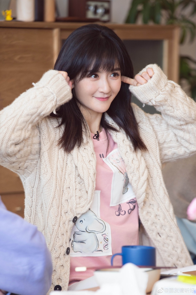 谢娜穿粉卫衣搭毛衣外套温柔可人 对镜灿笑温暖治愈