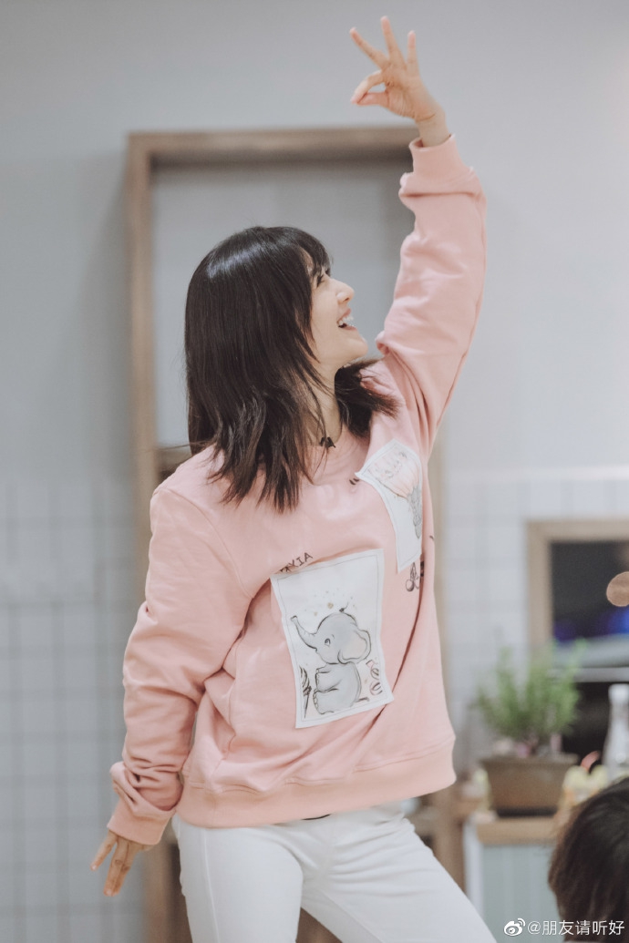 谢娜穿粉卫衣搭毛衣外套温柔可人 对镜灿笑温暖治愈
