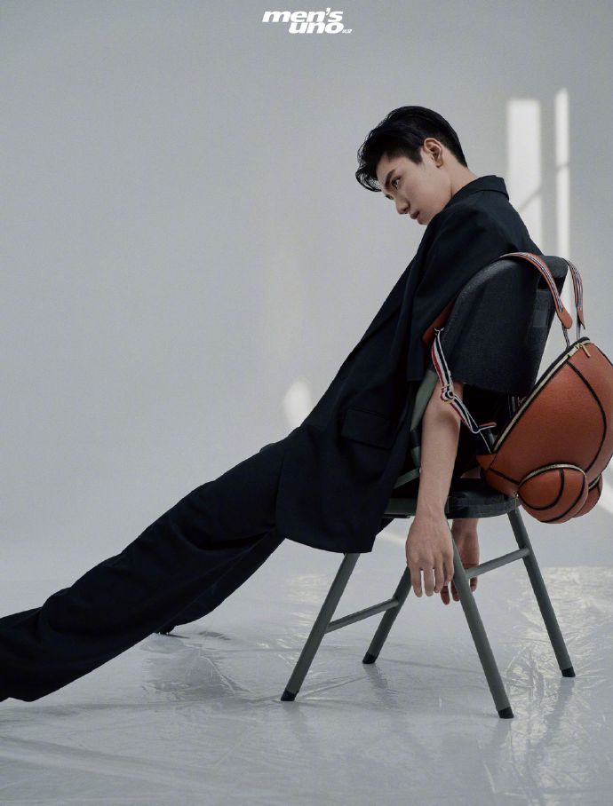 王子异时尚大片曝光 穿运动背心展完美肌肉线条