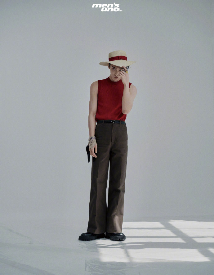 王子异时尚大片曝光 穿运动背心展完美肌肉线条