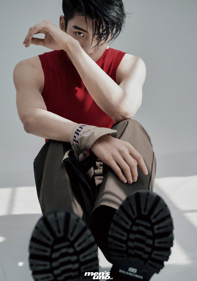 王子异时尚大片曝光 穿运动背心展完美肌肉线条