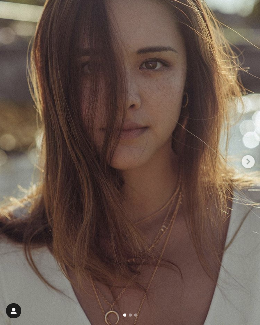 钟丽缇大女儿晒气质旧照 披散长发秀性感锁骨美丽大方