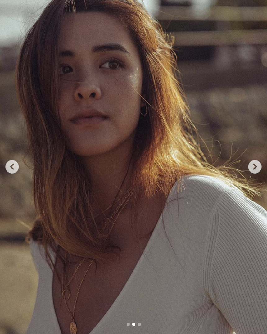 钟丽缇大女儿晒气质旧照 披散长发秀性感锁骨美丽大方