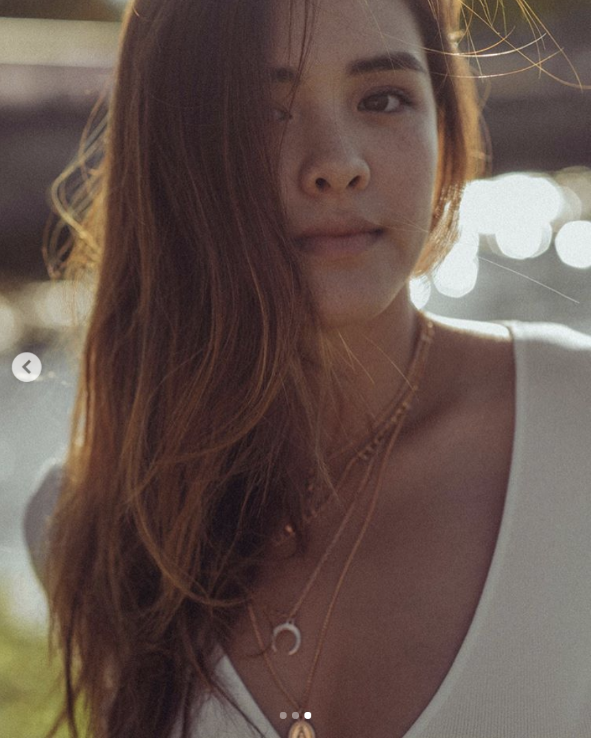 钟丽缇大女儿晒气质旧照 披散长发秀性感锁骨美丽大方