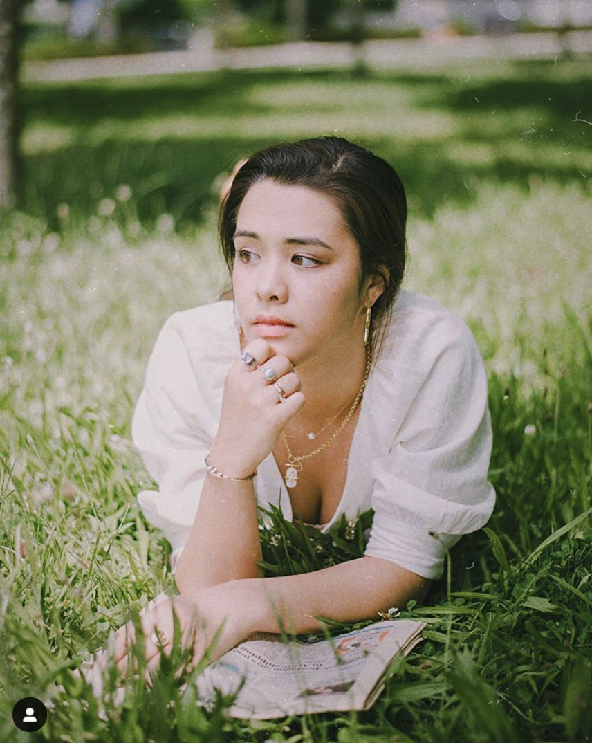 钟丽缇大女儿晒气质旧照 披散长发秀性感锁骨美丽大方