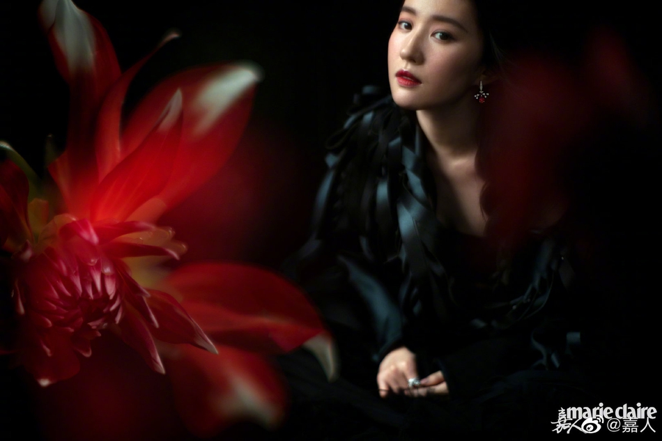 刘亦菲全新繁花写真曝光 精致五官傲人身材上演人比花娇