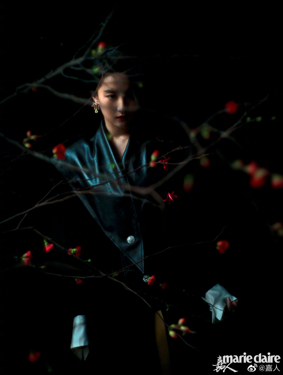 刘亦菲全新繁花写真曝光 精致五官傲人身材上演人比花娇