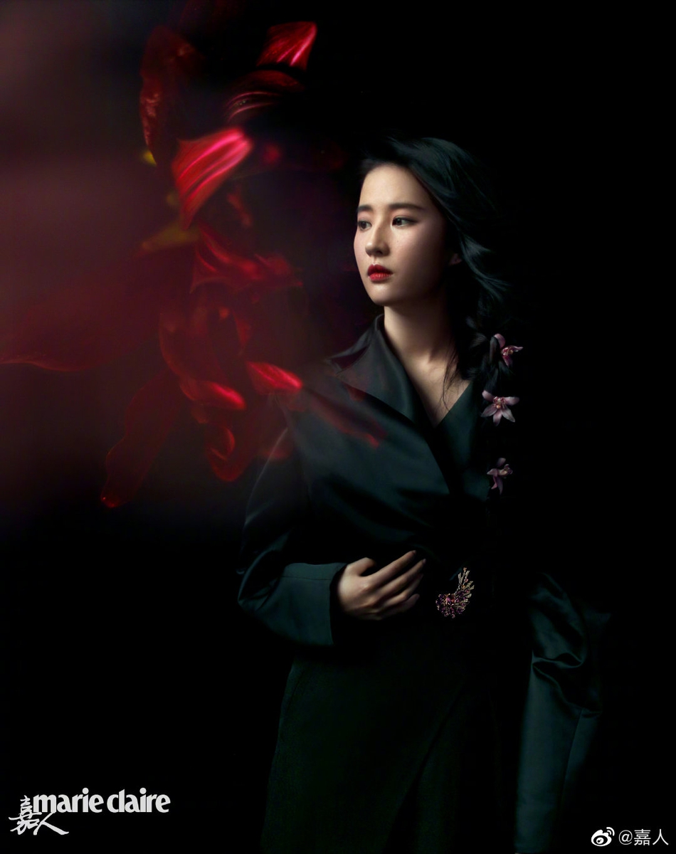 刘亦菲全新繁花写真曝光 精致五官傲人身材上演人比花娇