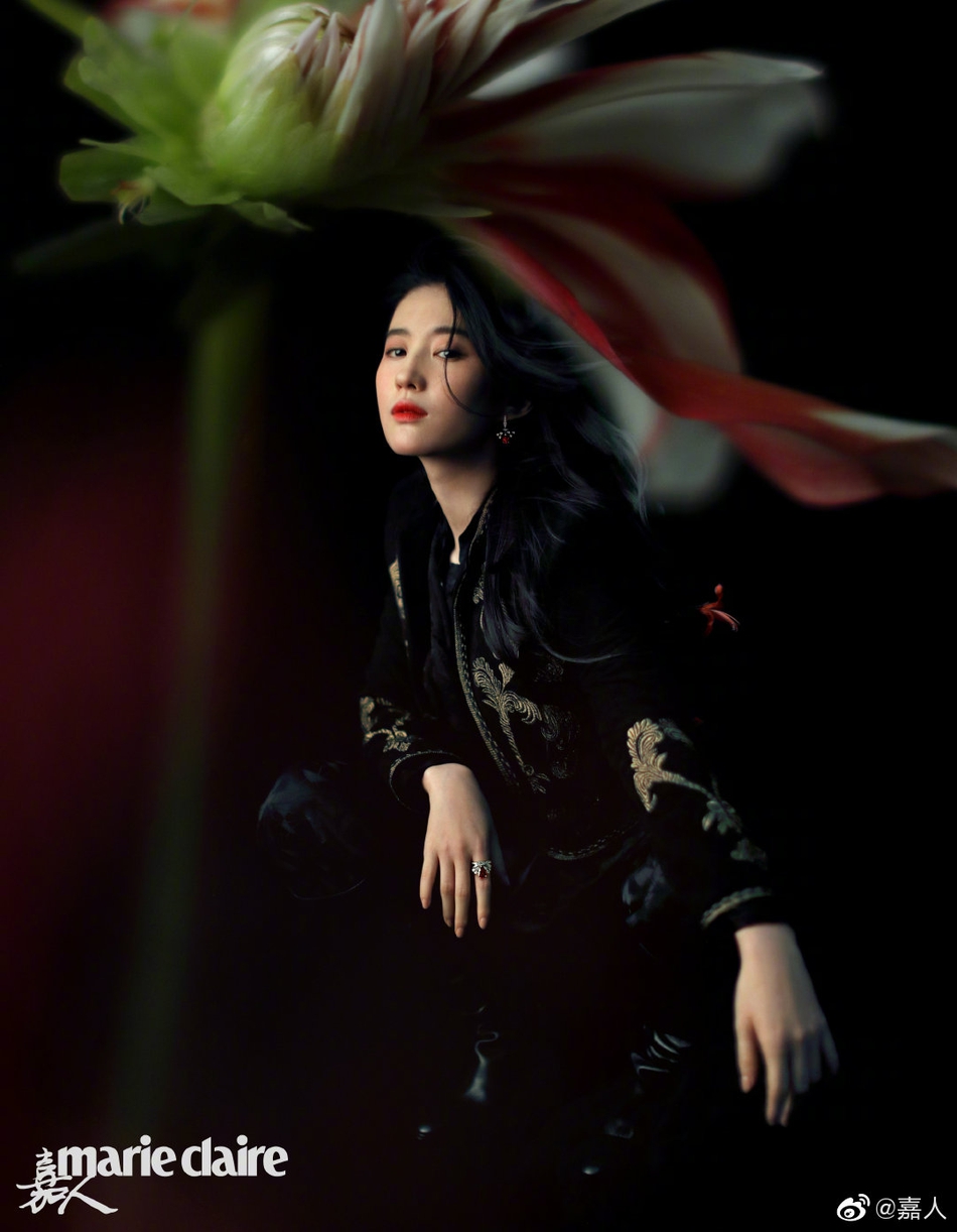 刘亦菲全新繁花写真曝光 精致五官傲人身材上演人比花娇