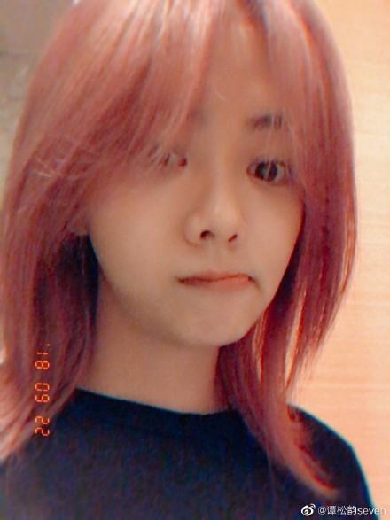 谭松韵晒非主流造型旧照 头发蓬松凌乱烟熏妆画风大变