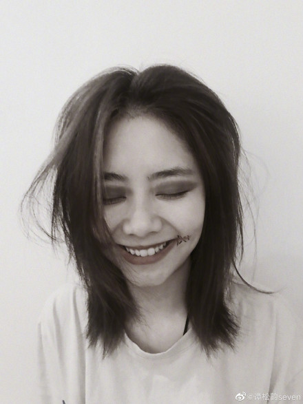 谭松韵晒非主流造型旧照 头发蓬松凌乱烟熏妆画风大变