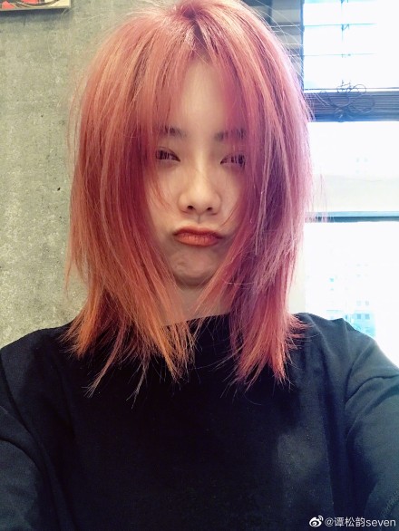 谭松韵晒非主流造型旧照 头发蓬松凌乱烟熏妆画风大变