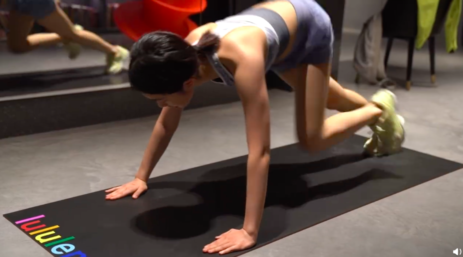 孙莉分享女儿健身视频 黄多多手臂肌肉紧实身材健美