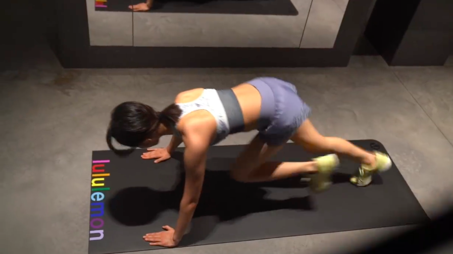 孙莉分享女儿健身视频 黄多多手臂肌肉紧实身材健美