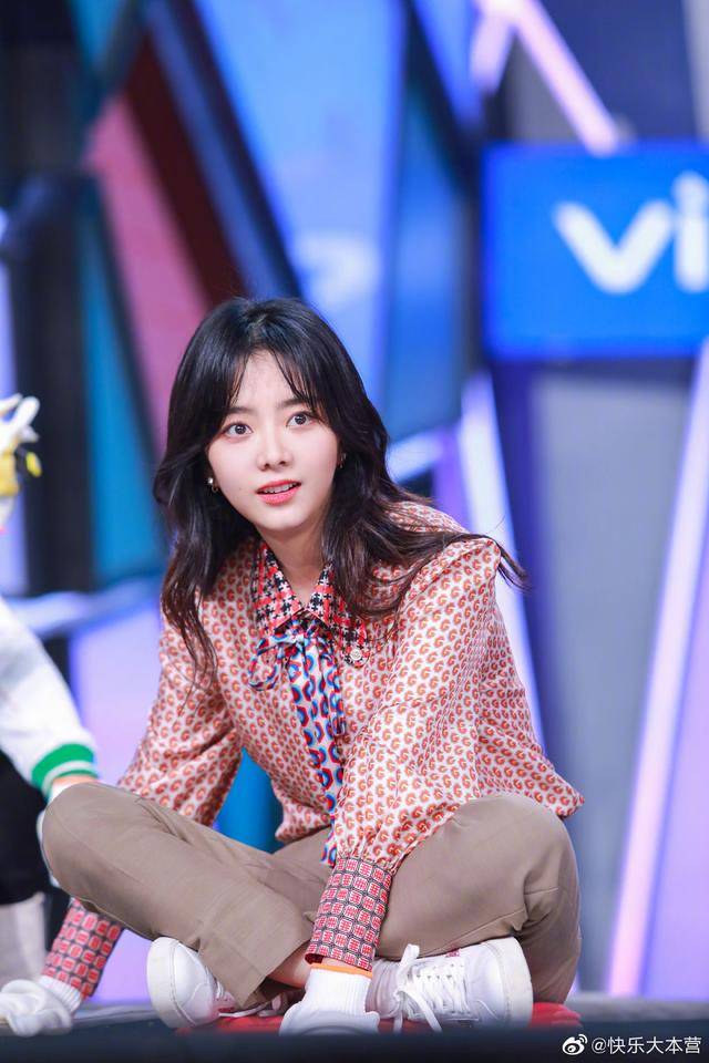 谭松韵《快乐大本营》 考古个性签名复刻睫毛弯弯