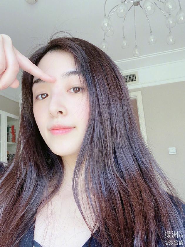 张含韵绿洲晒近照鼻梁冒痘 自曝偷吃麻辣烫超搞怪