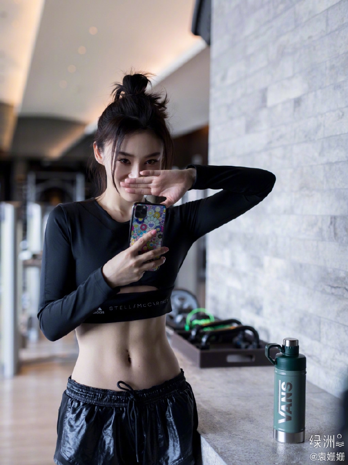 袁姗姗分享健身美照 露纤腰腹肌性感吸睛
