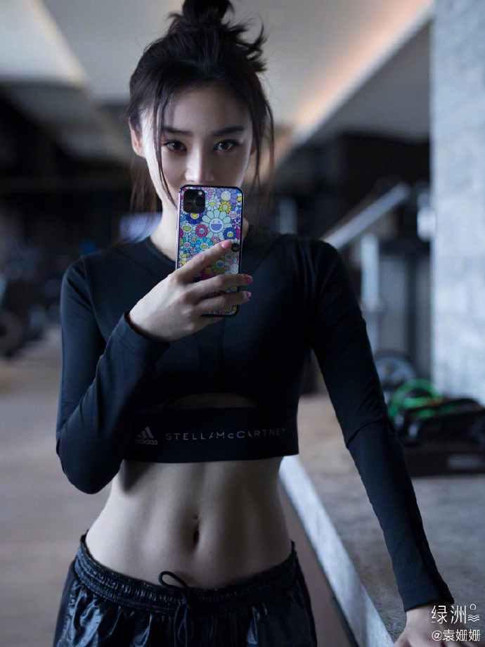 袁姗姗分享健身美照 露纤腰腹肌性感吸睛