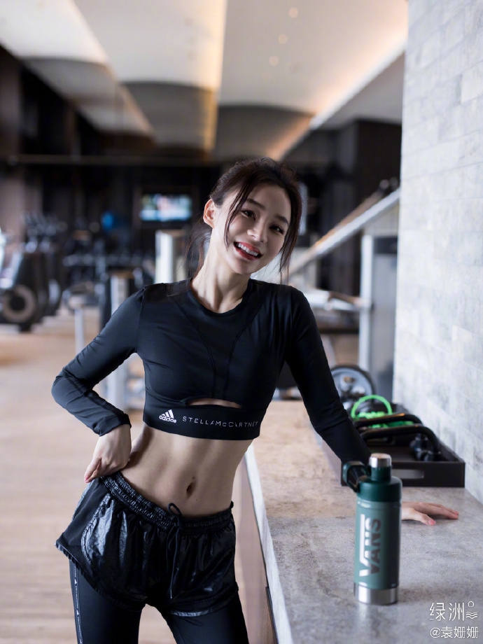 袁姗姗分享健身美照 露纤腰腹肌性感吸睛