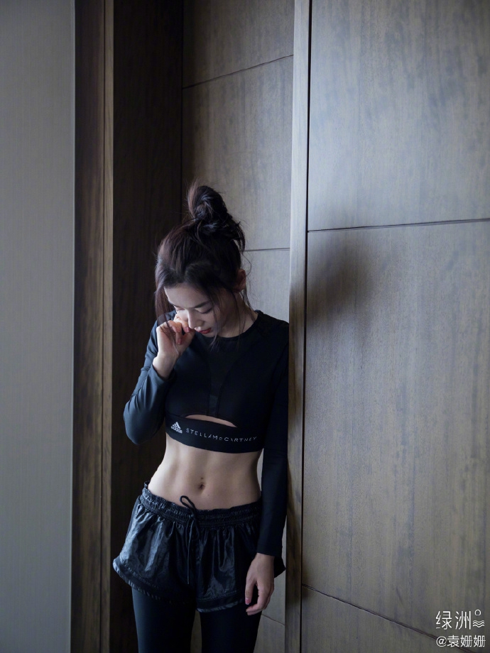 袁姗姗分享健身美照 露纤腰腹肌性感吸睛