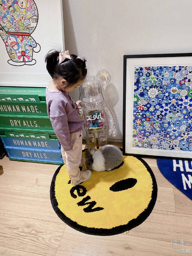 陈赫晒女儿与宠物兔合照 安安趴地模仿兔子萌态十足