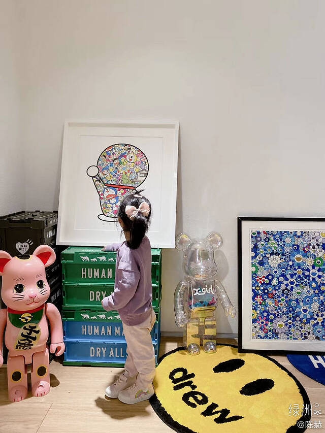 陈赫晒女儿与宠物兔合照 安安趴地模仿兔子萌态十足