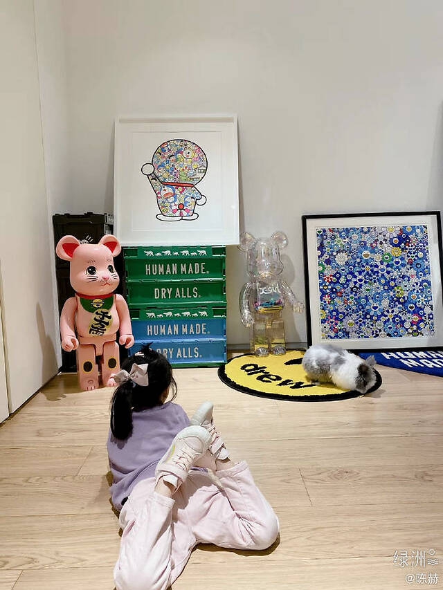 陈赫晒女儿与宠物兔合照 安安趴地模仿兔子萌态十足