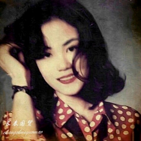 王菲早年旧照曝光 波点上衣搭皮裤风情十足