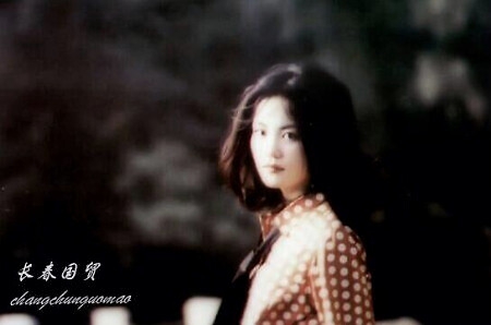 王菲早年旧照曝光 波点上衣搭皮裤风情十足