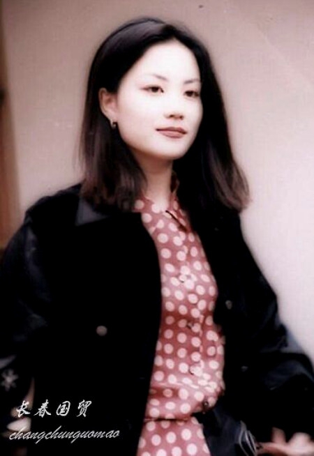 王菲早年旧照曝光 波点上衣搭皮裤风情十足