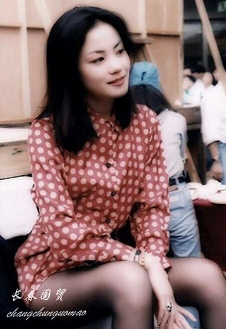 王菲早年旧照曝光 波点上衣搭皮裤风情十足